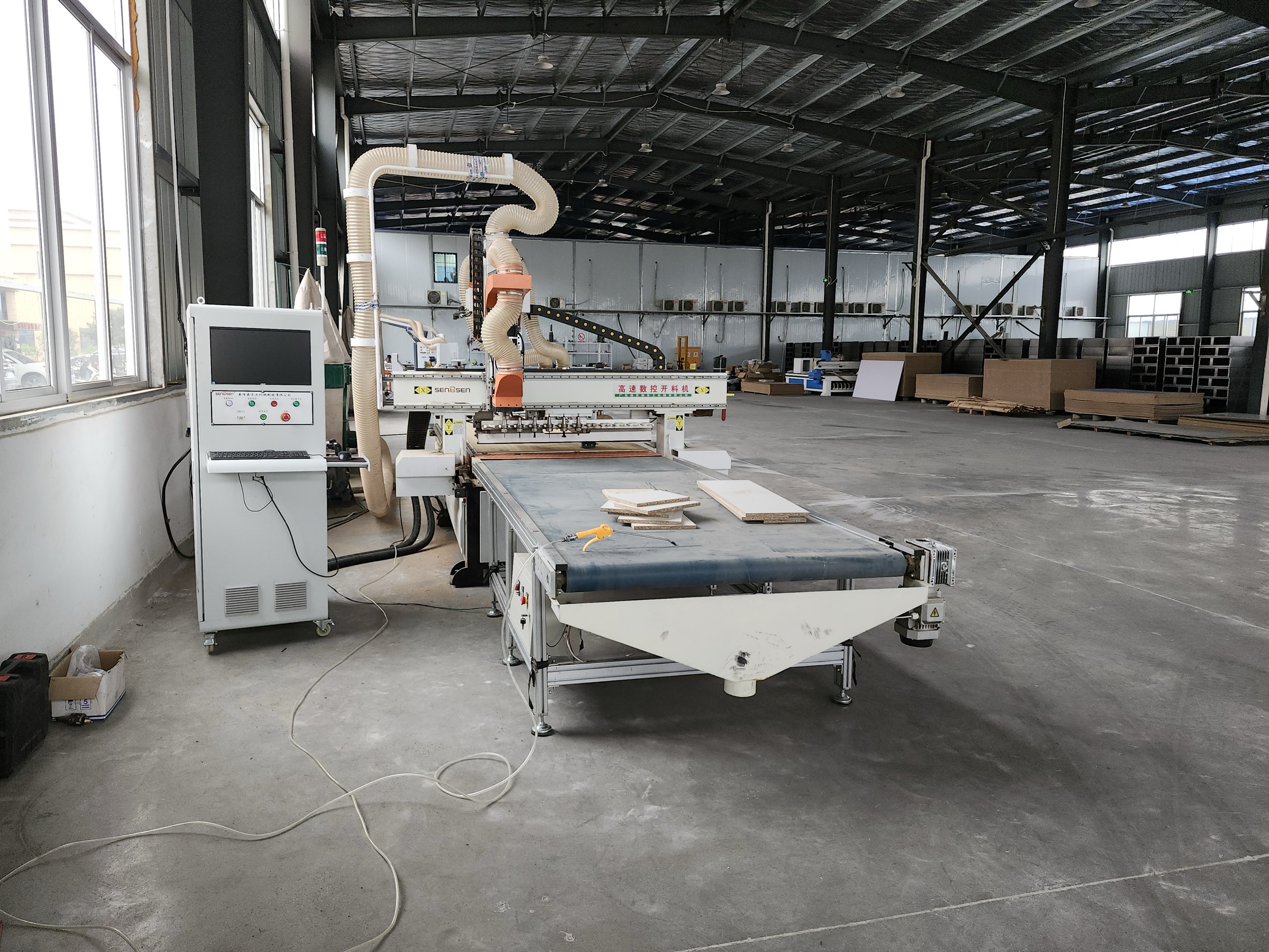 Computer-controlled routing station with panel material on the feed table