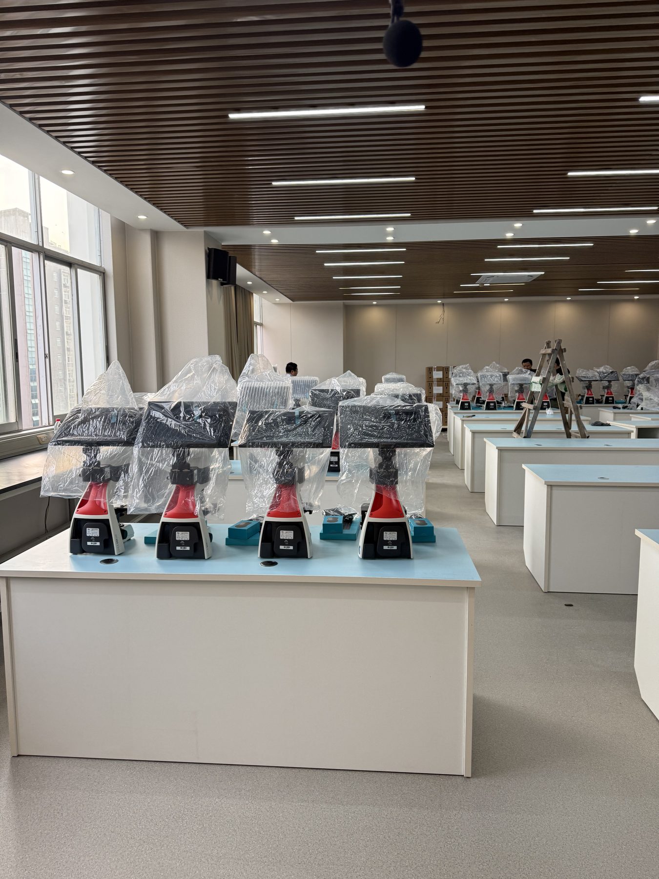 Instrument laboratory with equipment arranged on individual specialist workstations