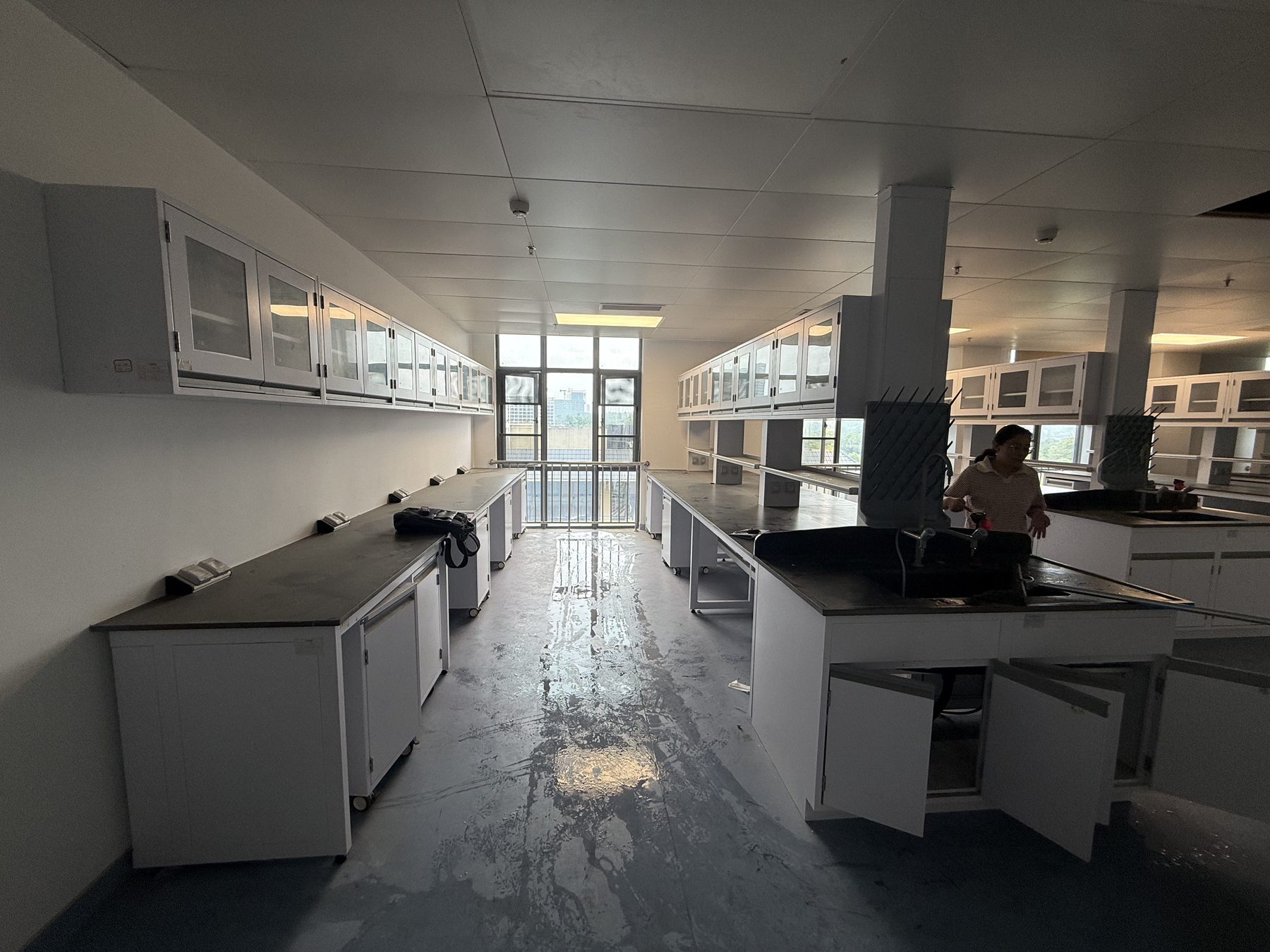 Cleanroom laboratory benches during installation