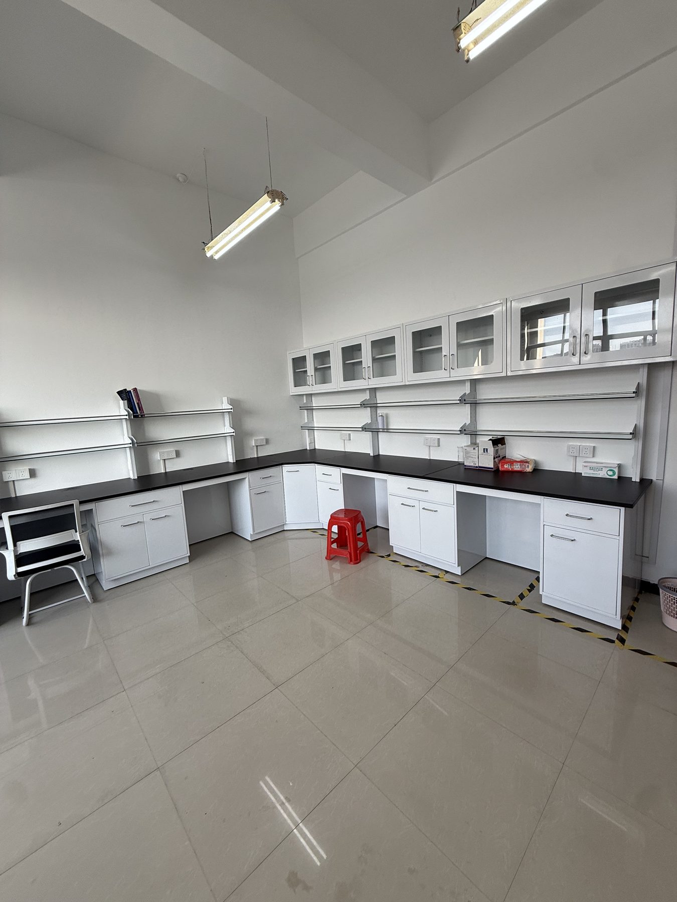Hospital research laboratory wall benches