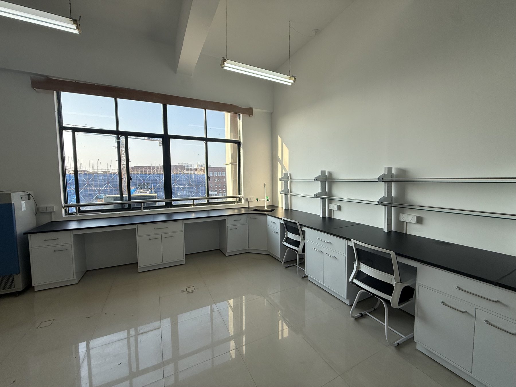 Research laboratory perimeter worktops