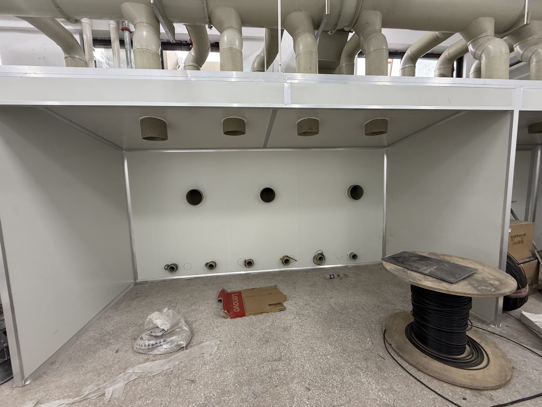Multi-point extraction manifold under installation