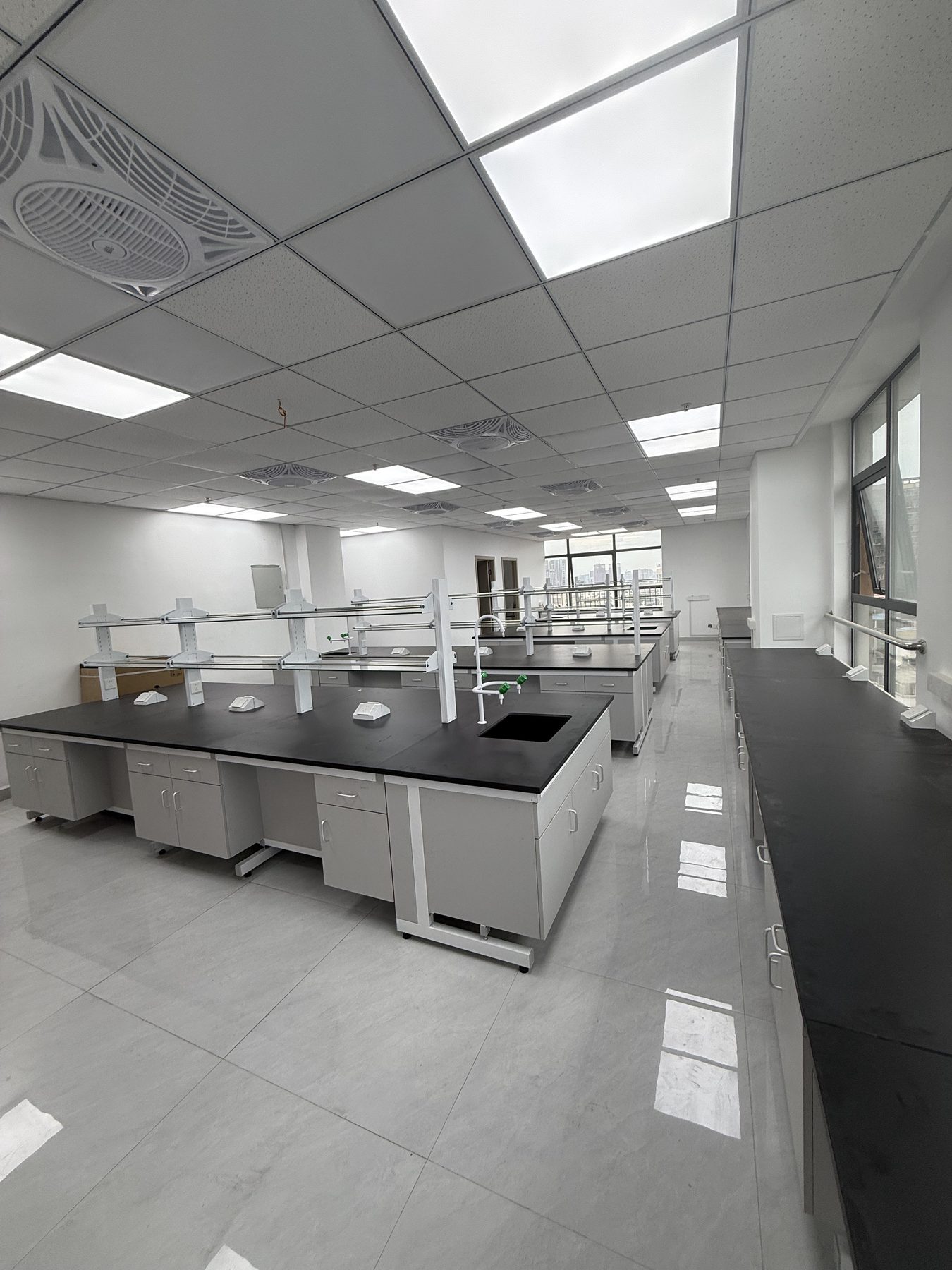 Gray island benches in an R&D laboratory