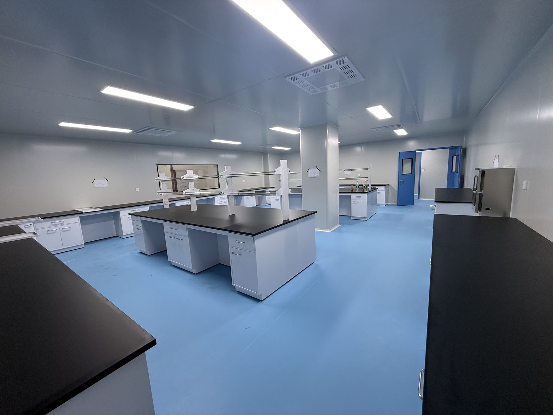 Cleanroom island bench with reagent shelves