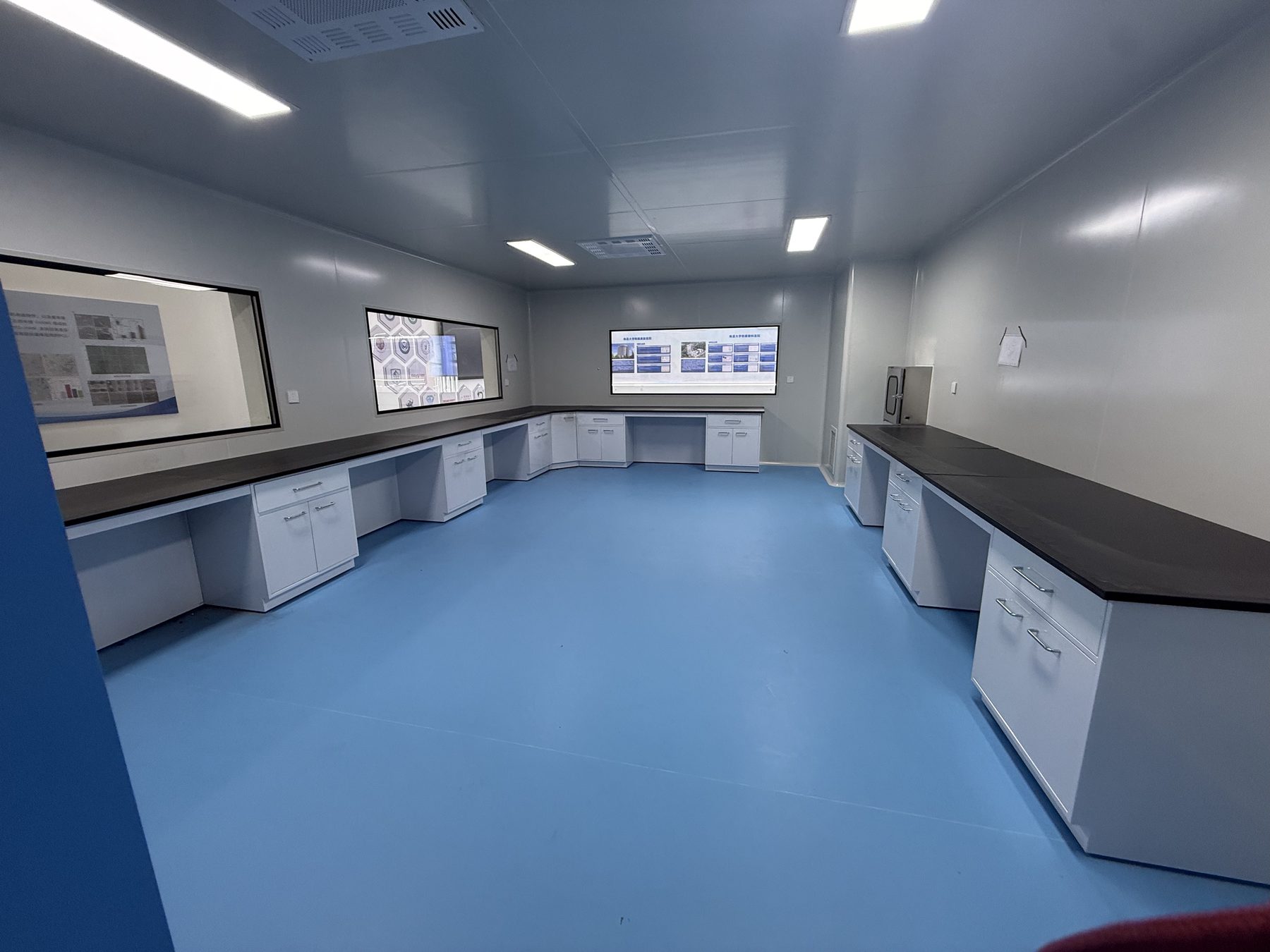 Cleanroom wall bench installation