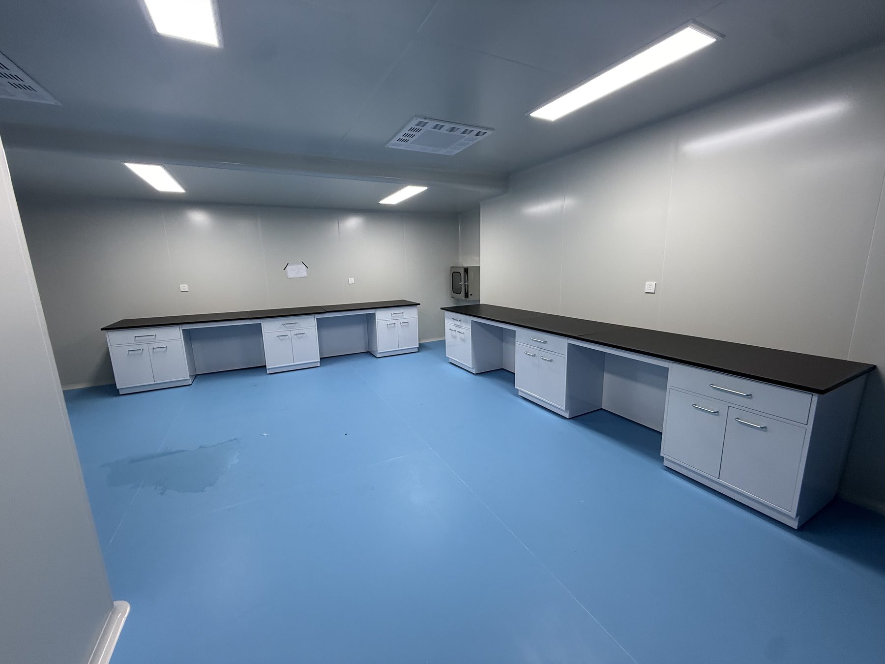 Cleanroom perimeter laboratory benches