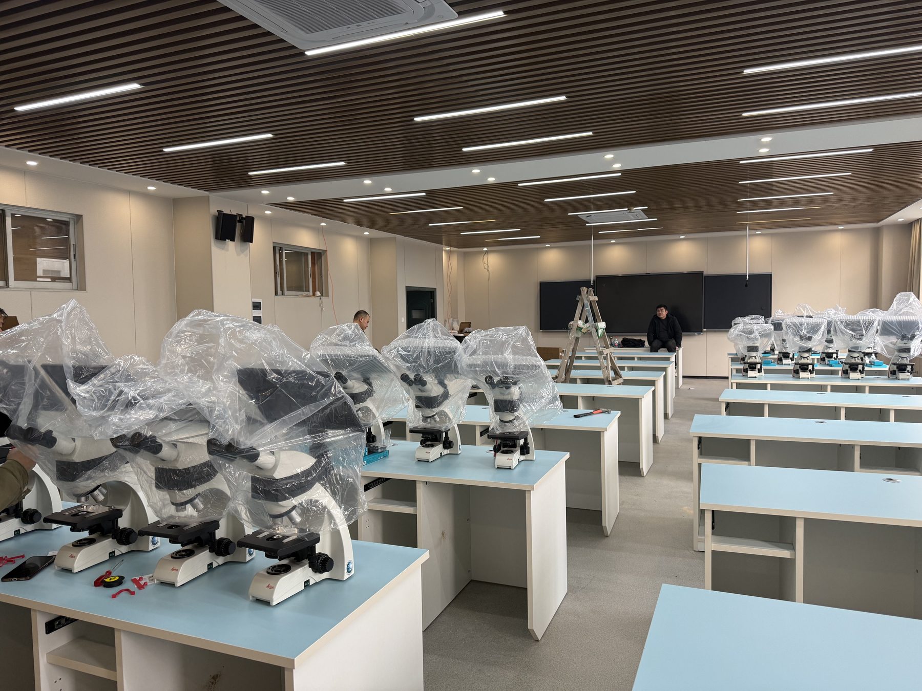 Teaching laboratory with rows of instrument benches