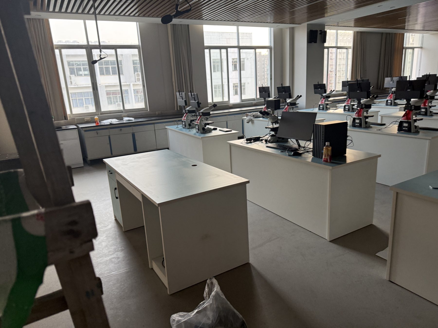 Teaching laboratory bench layout with clear aisles