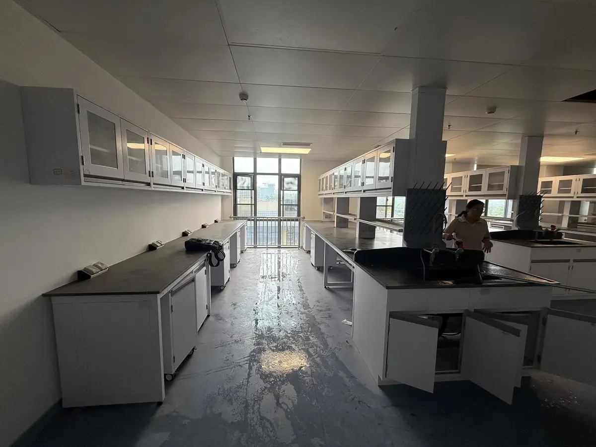 Cleanroom laboratory benches during installation