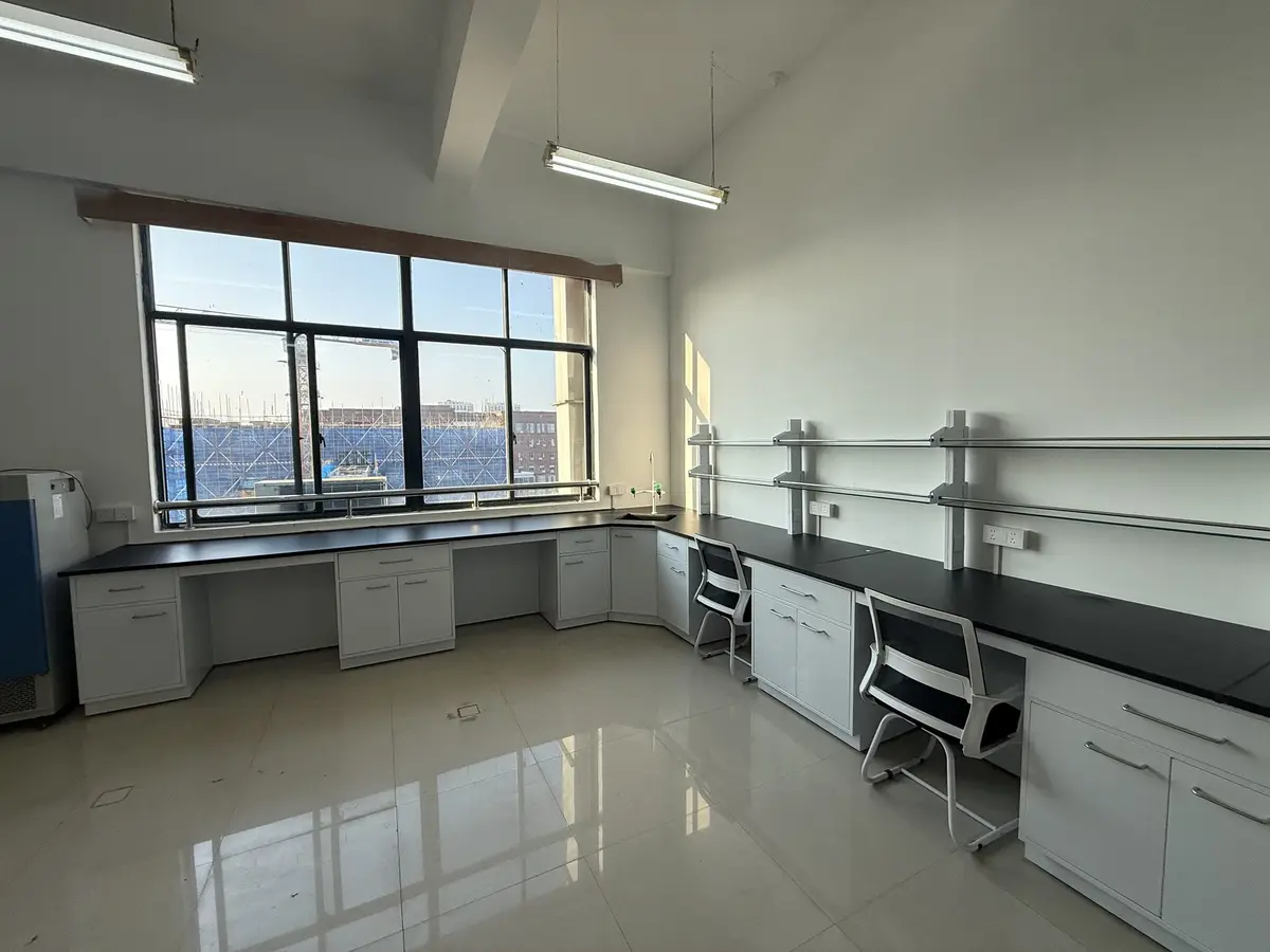 Research laboratory perimeter worktops