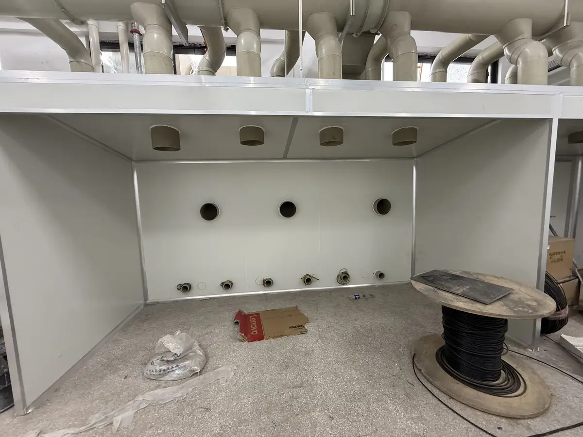 Multi-point extraction manifold under installation