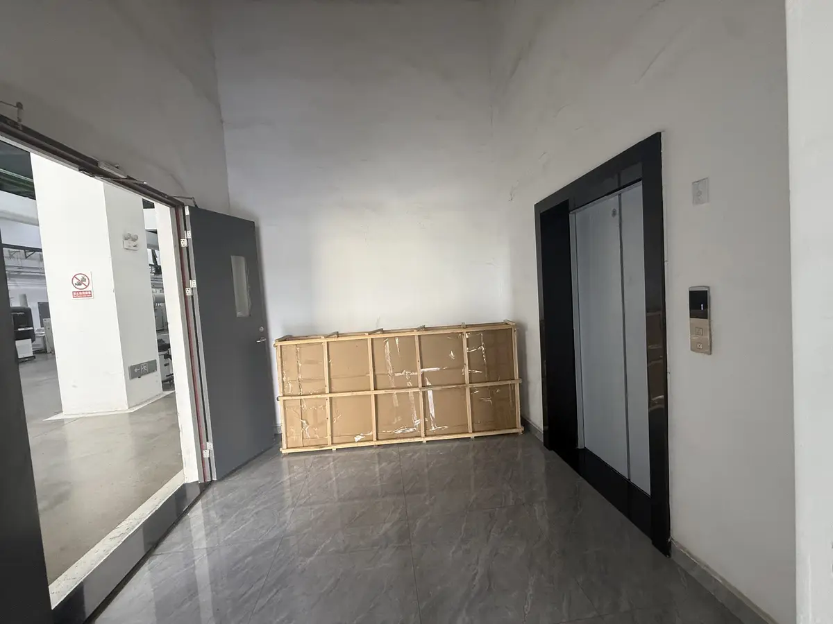 Protected laboratory furniture package delivered to a project floor