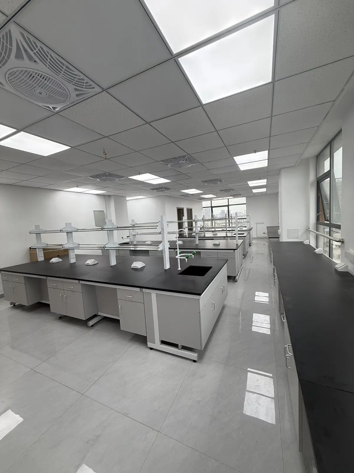 Gray island benches in an R&D laboratory