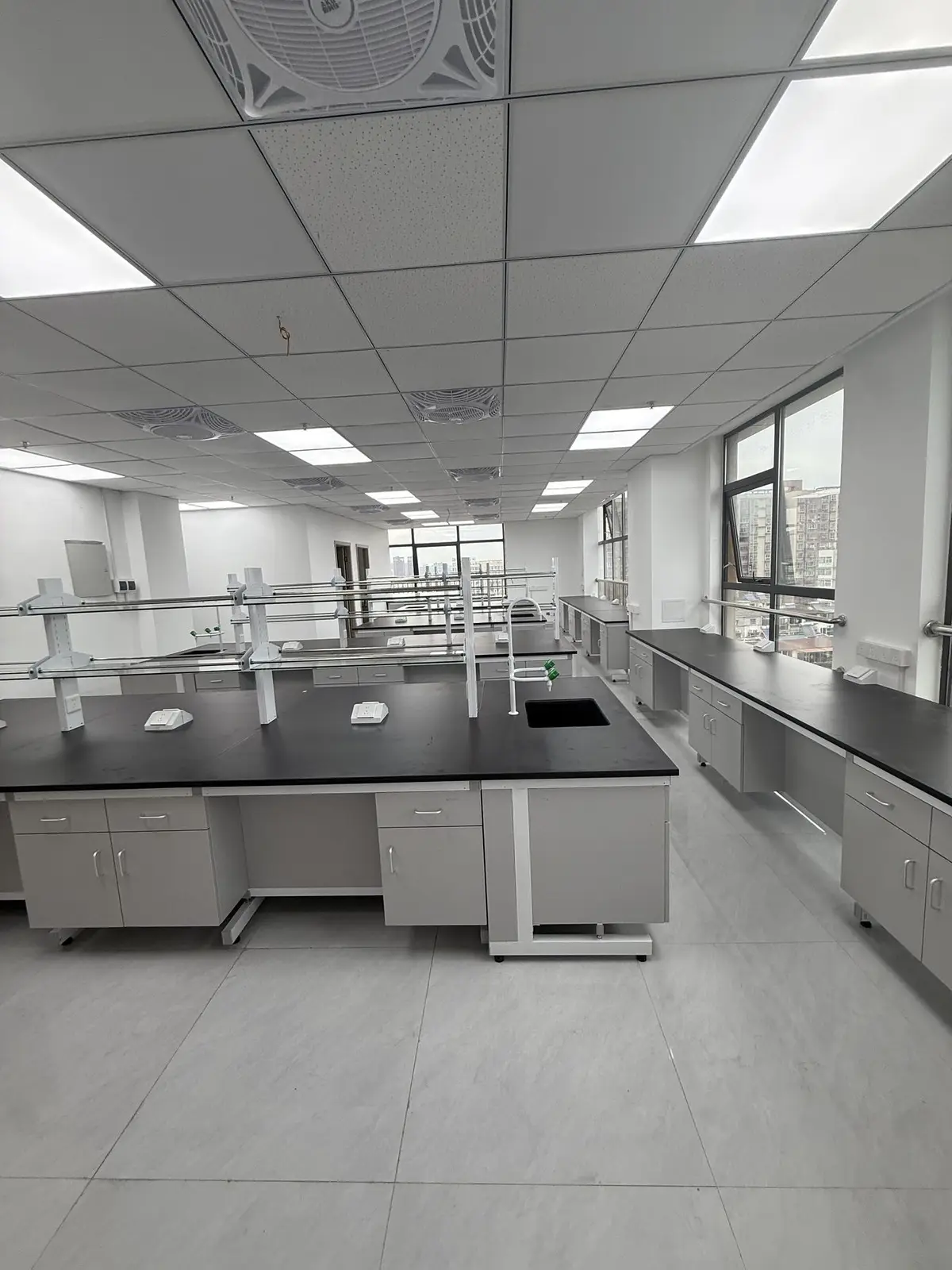 R&D laboratory island and wall bench layout